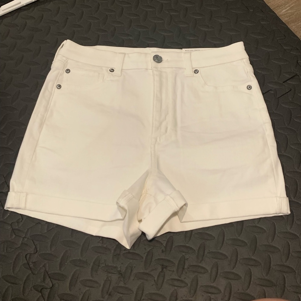 Brand New - AE Curvy high rise white stretchy shorts